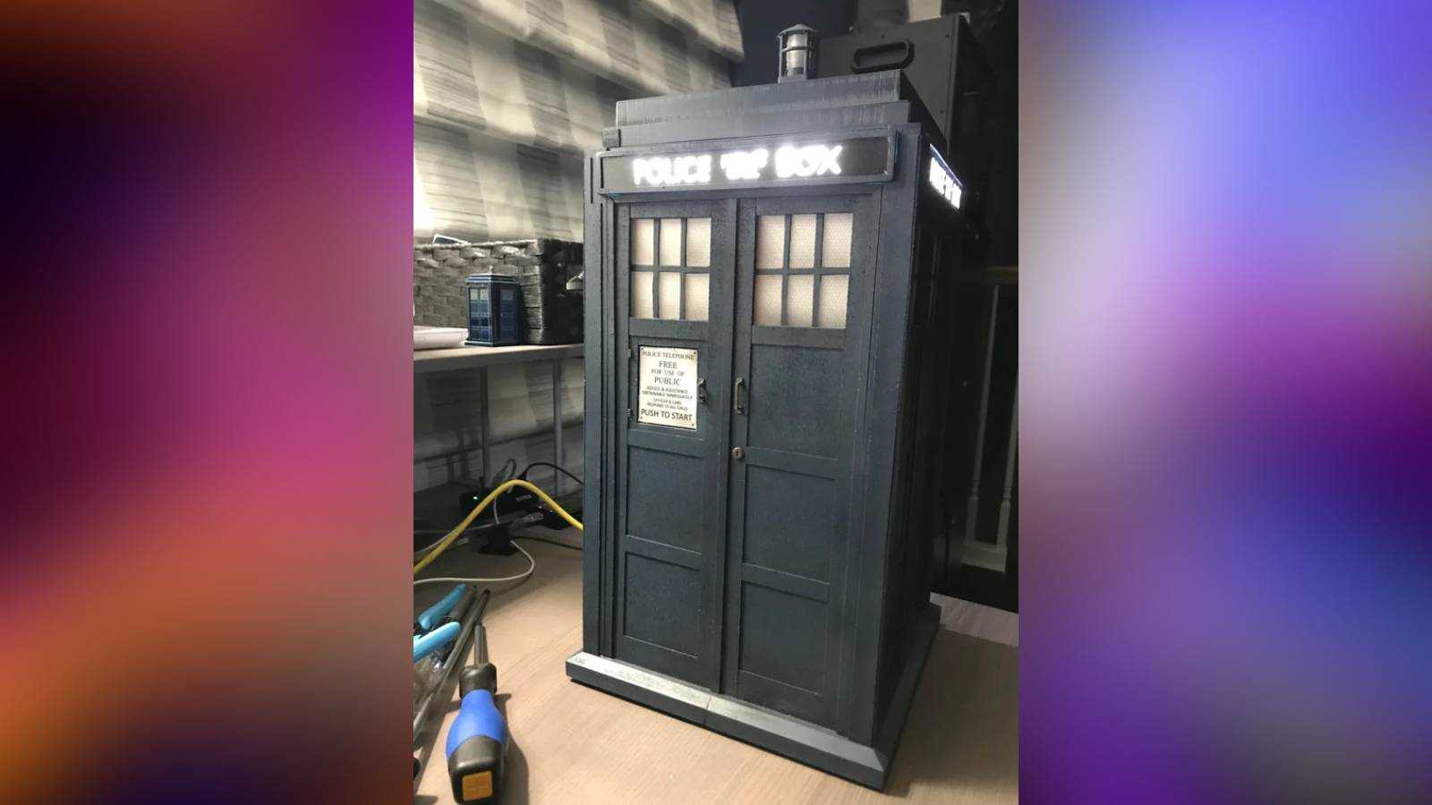 Image of the custom TARDIS PC by Reddit user ScottyArrgh.