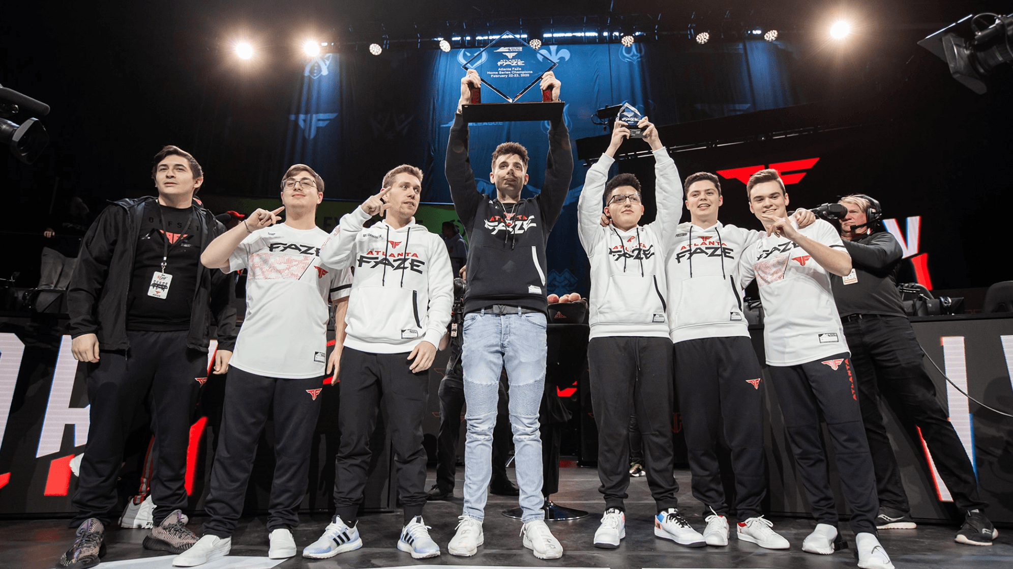 FaZe lifting the CDL Atlanta trophy.