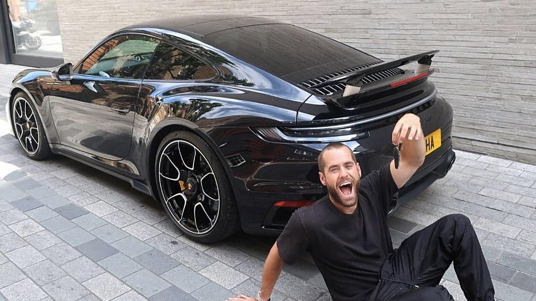 TGE TV next to a porsche 911 992 turbo s