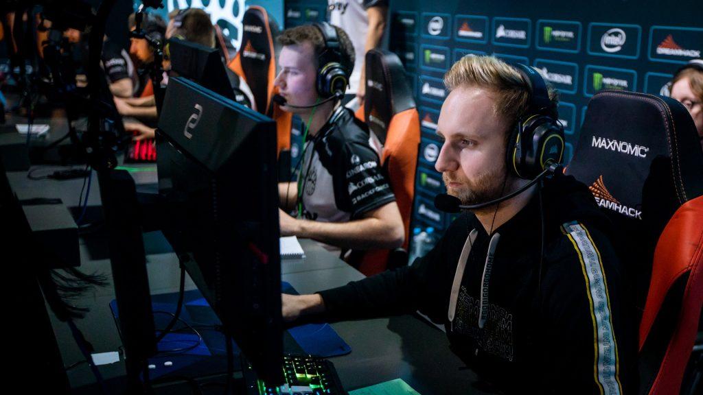 syrsoN playing CSGO for BIG