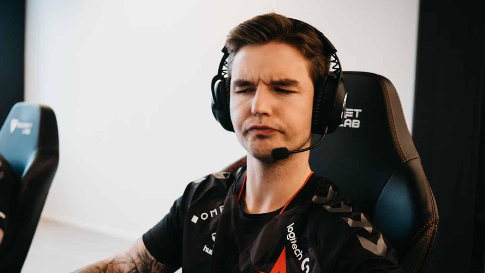 Astralis' dev1ce looking perplexed