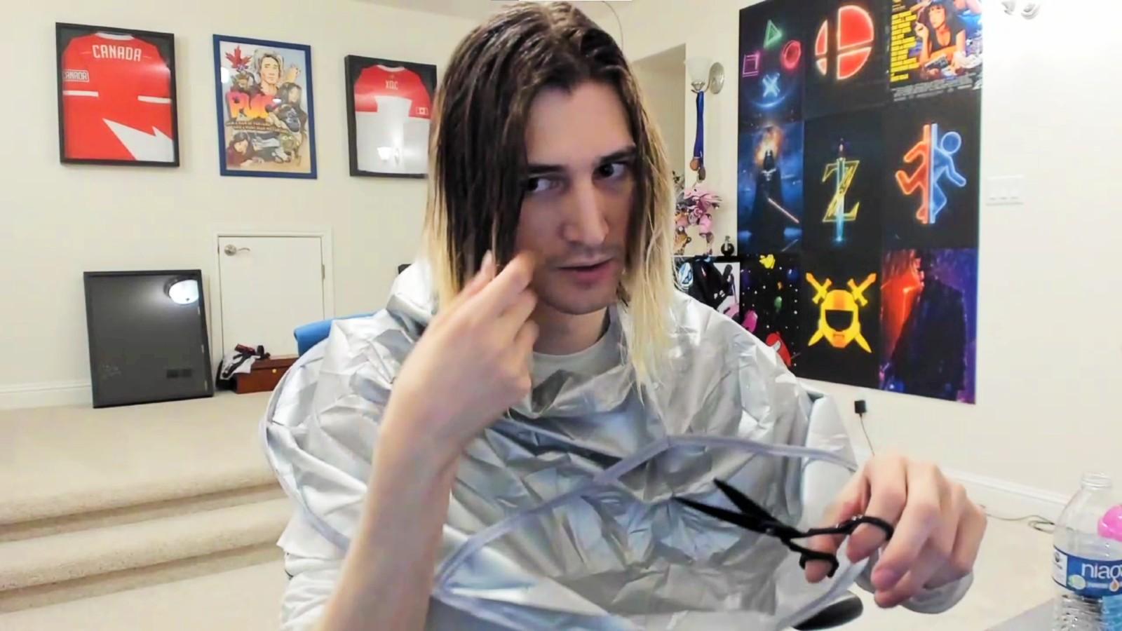 xqc giving himself a haircut