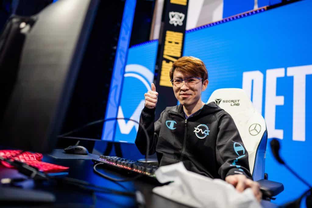 Evi Detonation FocusMe thumbs up at Worlds 2021