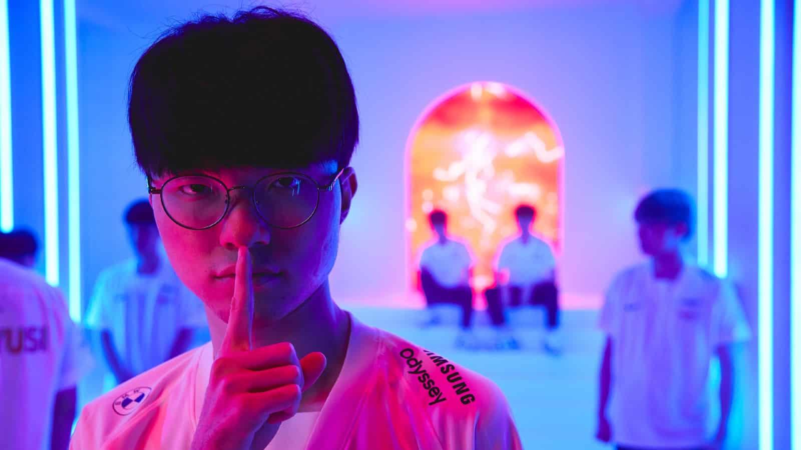 Faker poses at Worlds 2021 photoshoot