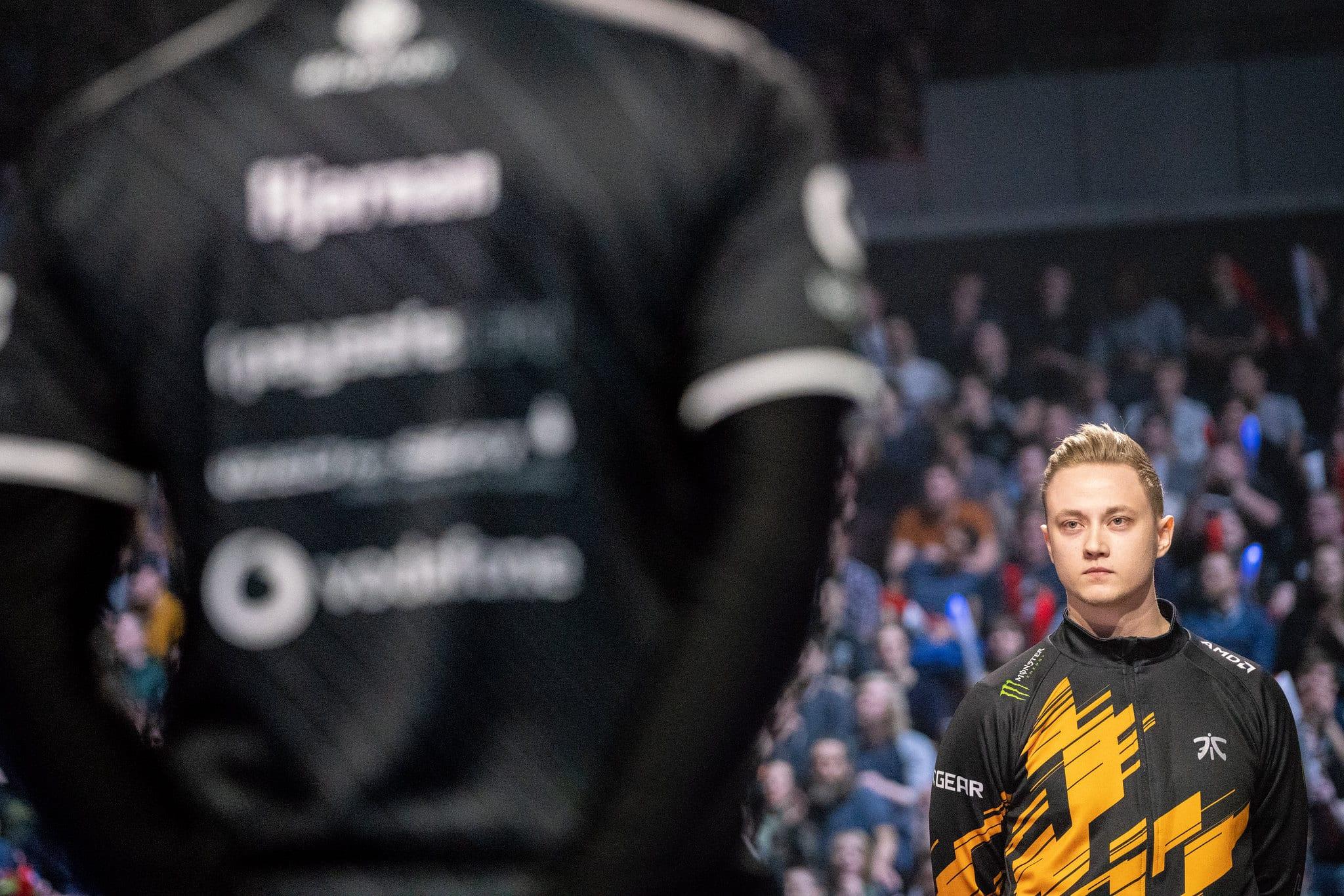 Rekkles watches Hjarnan at the LEC 2018 Spring finals.