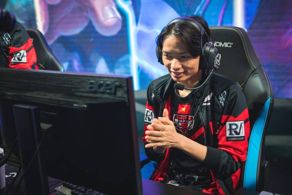 BigKoro playing for Phong Vu Buffalo at Worlds 2018