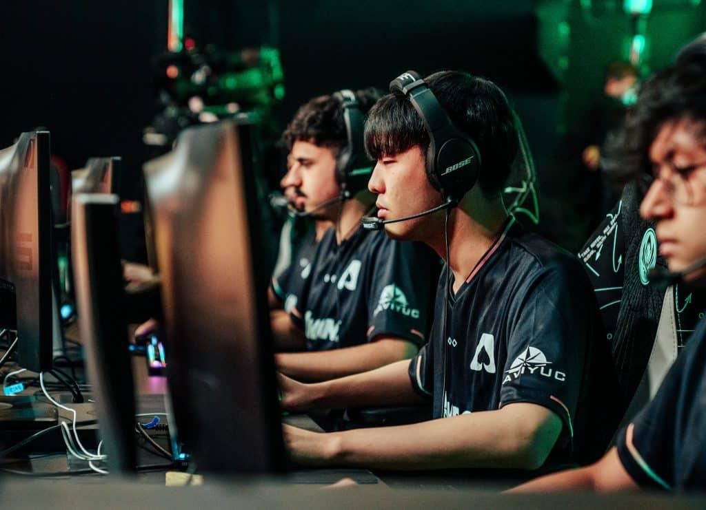 5kid playing at MSi 2022 for Team Aze