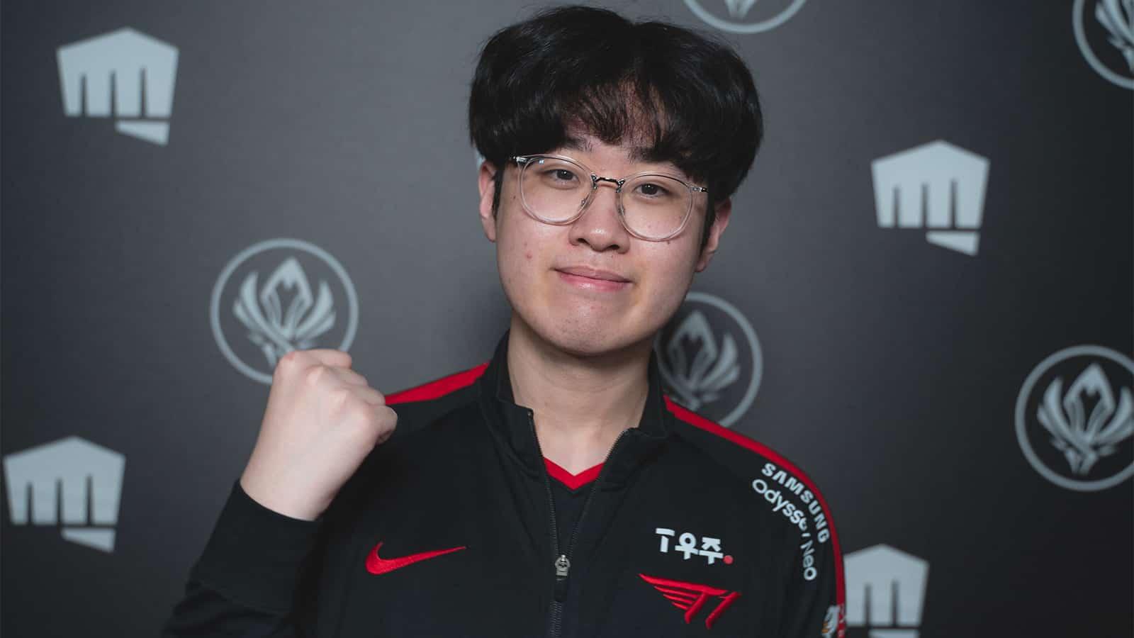 T1 Zeus holding fist at MSI 2022