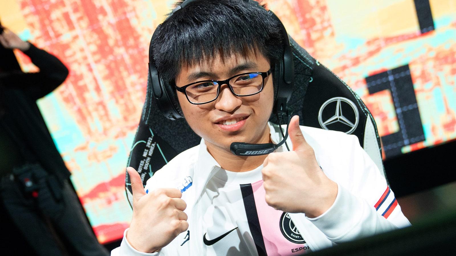 Hanabi with double thumbs up on MSI 2022 stage