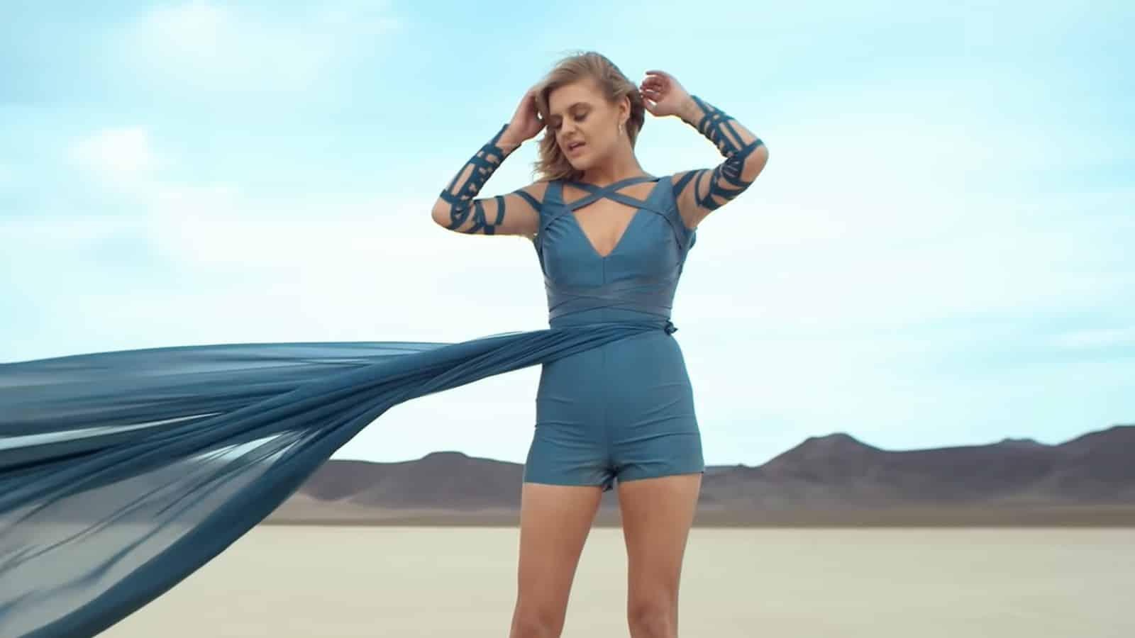 Screenshot Kelsea Ballerini 'Peter Pan' music video