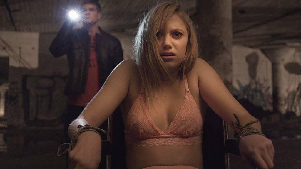 maika-monroe-in-it-follows-netflix-horror