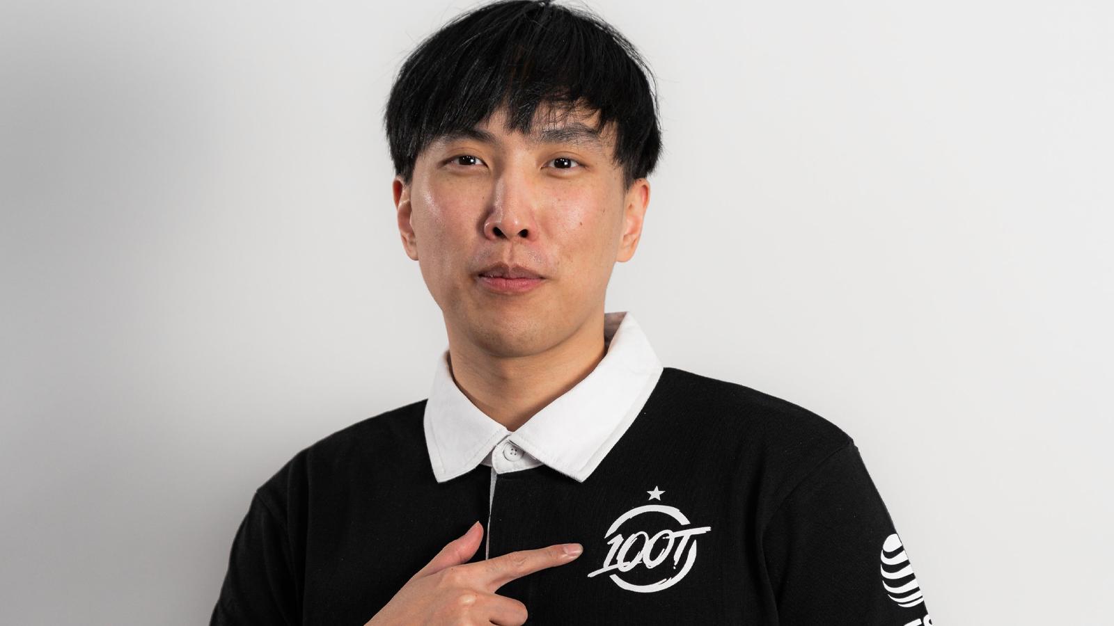 Doublelift pointing at 100 Thieves logo