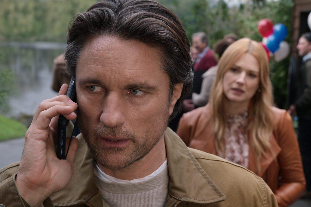 Alexandra Breckenridge and Martin Henderson in Virgin River