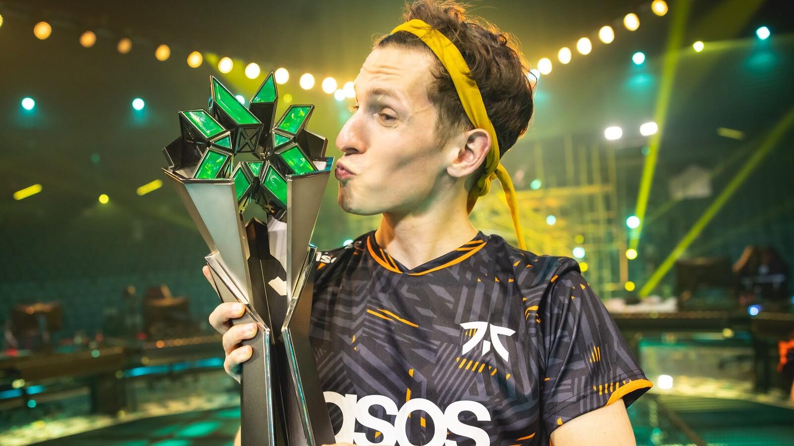 Fnatic Boaster kissing Valorant trophy