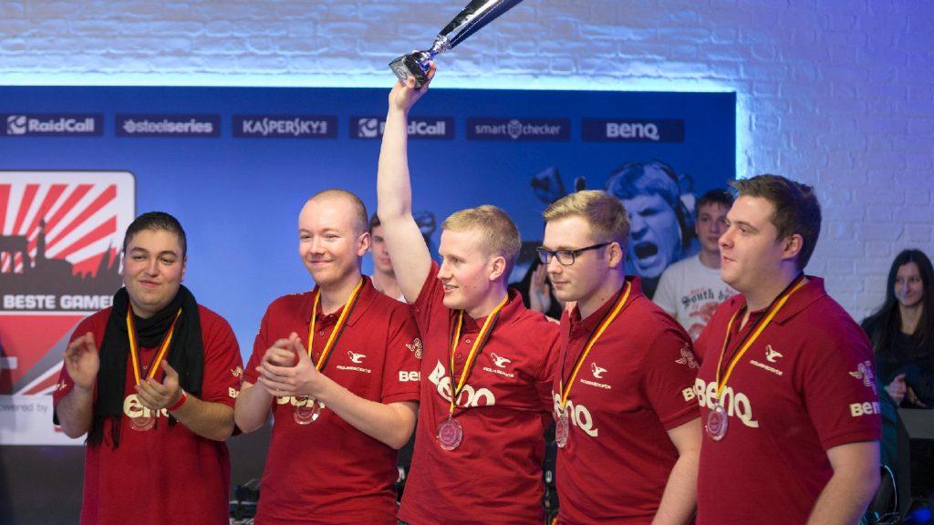 mouz lifting the 2013 ESL Pro Series Winter Finals trophy