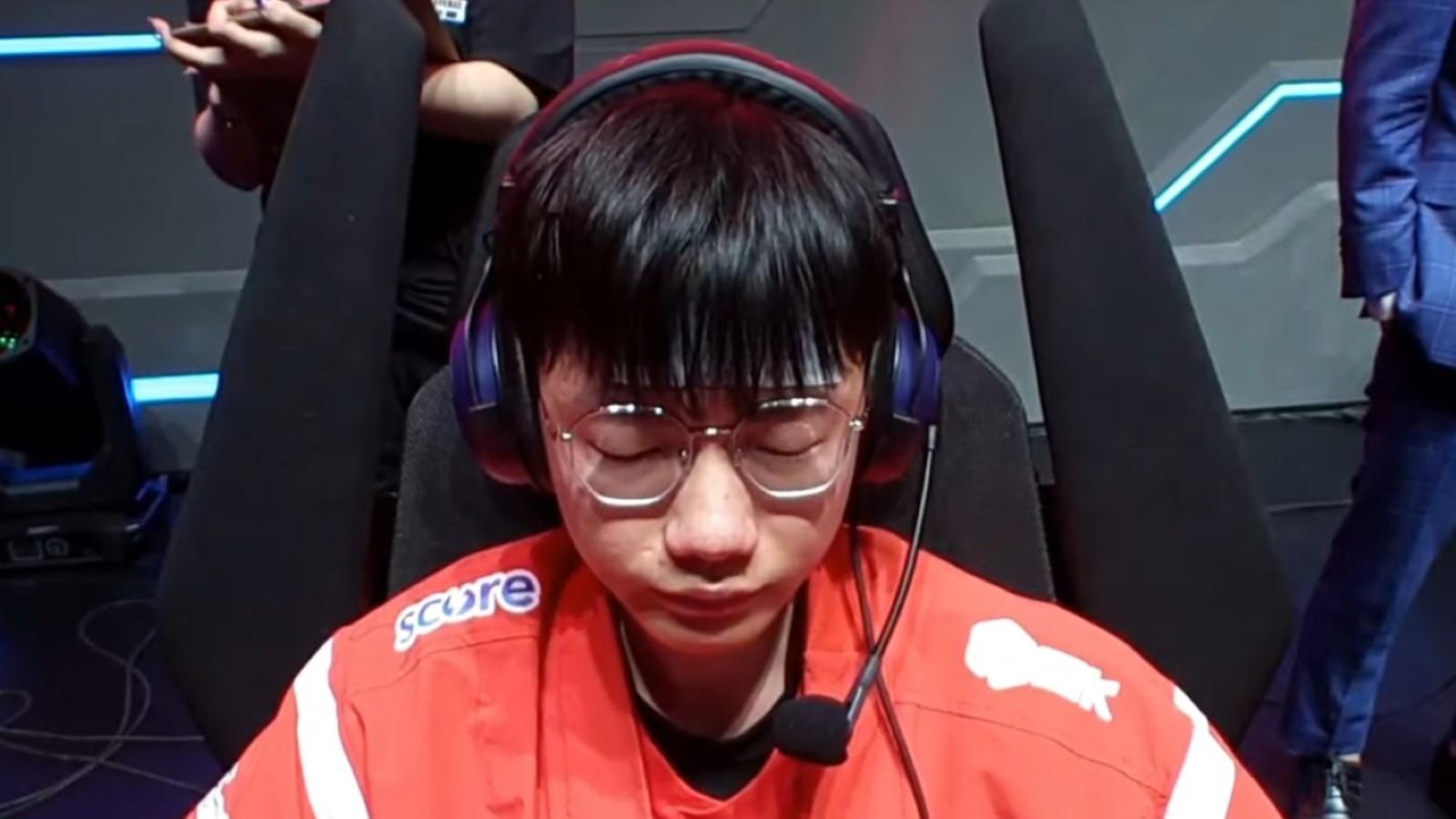 Heng falls during League of Legends game LPL