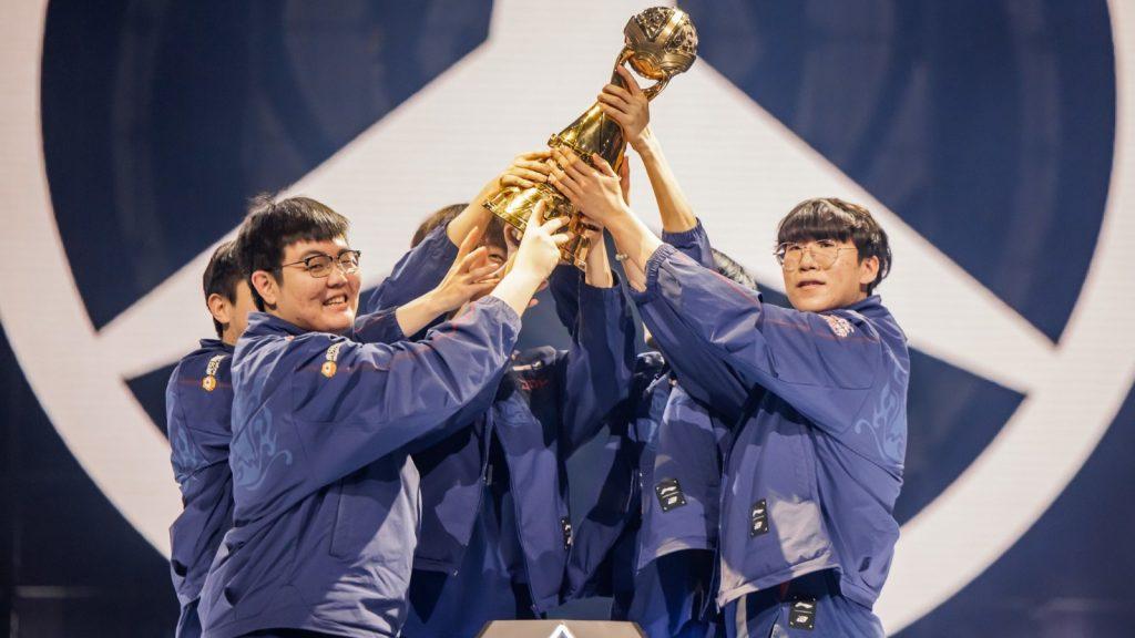 JDG trophy raise MSI 2023