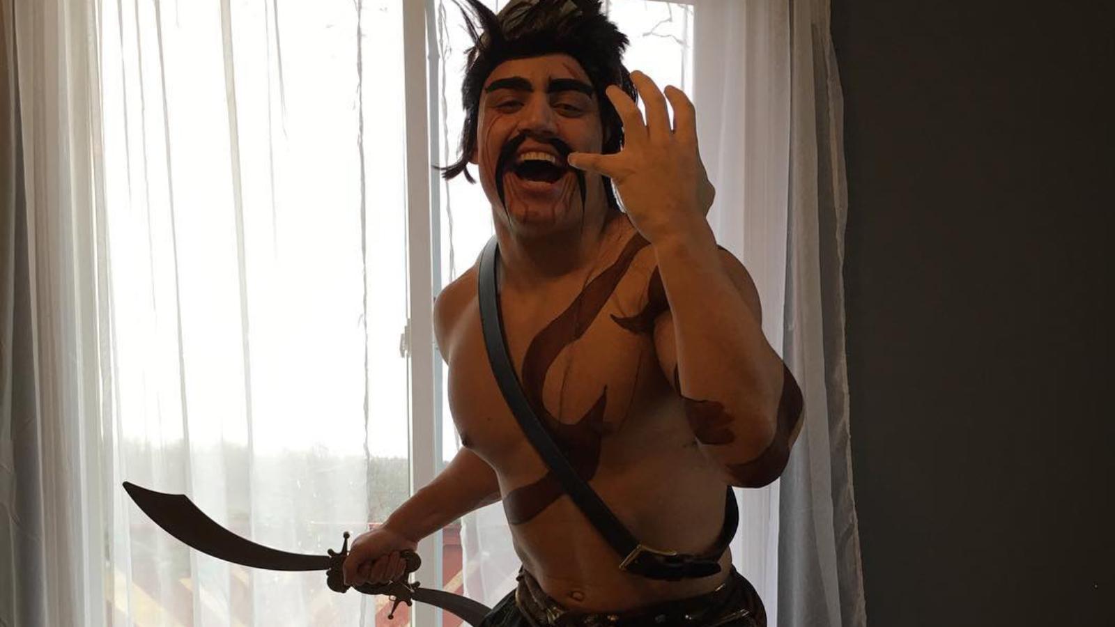 Tyler1 in Gladiator Draven cosplay