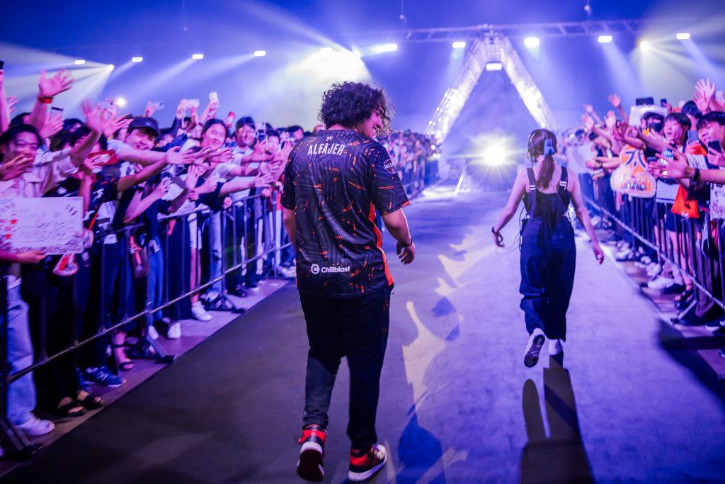 Fnatic Alfajer walking to the stage