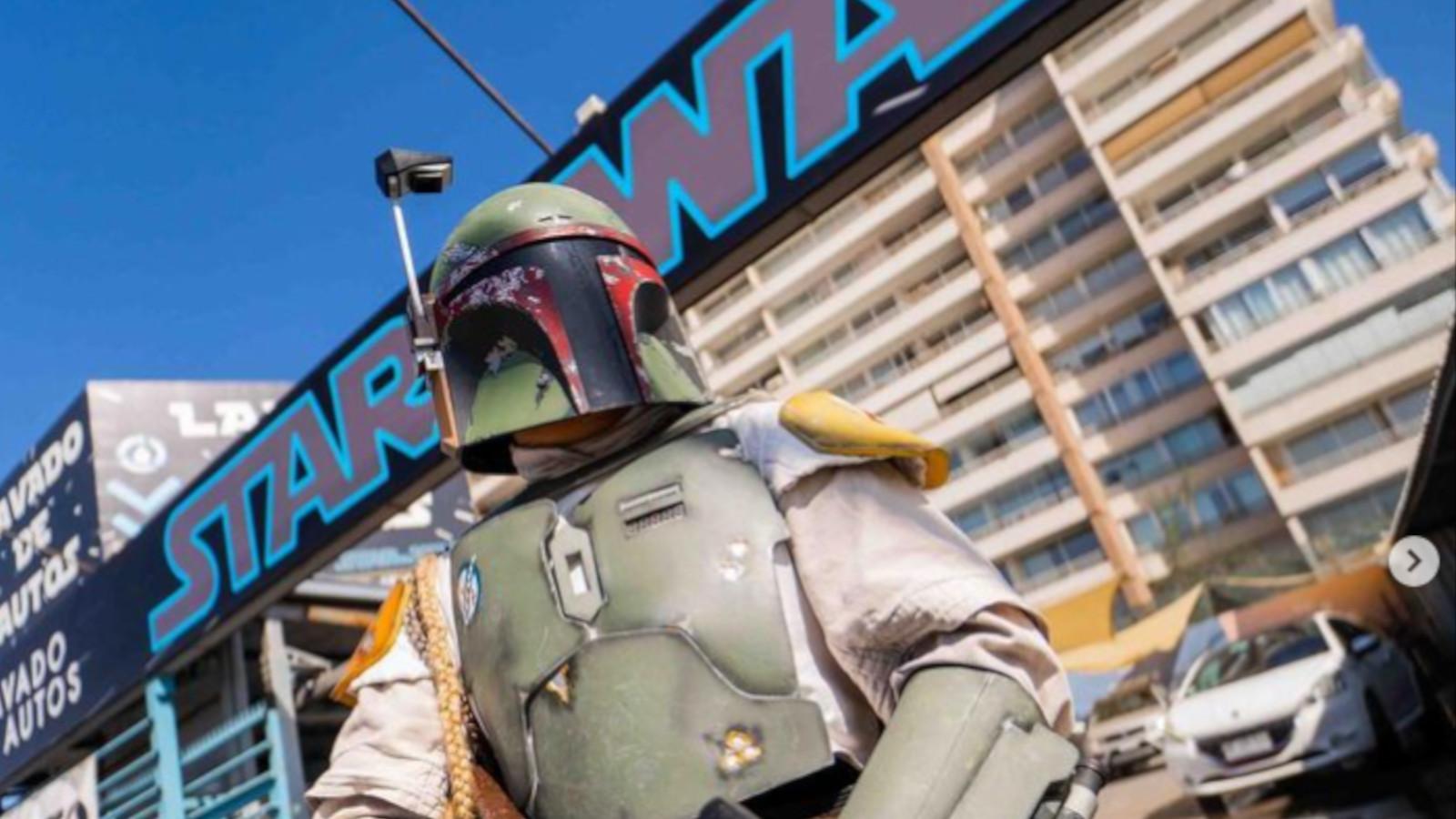 A Boba Fett actor outside Chile's Star Wash car wash.