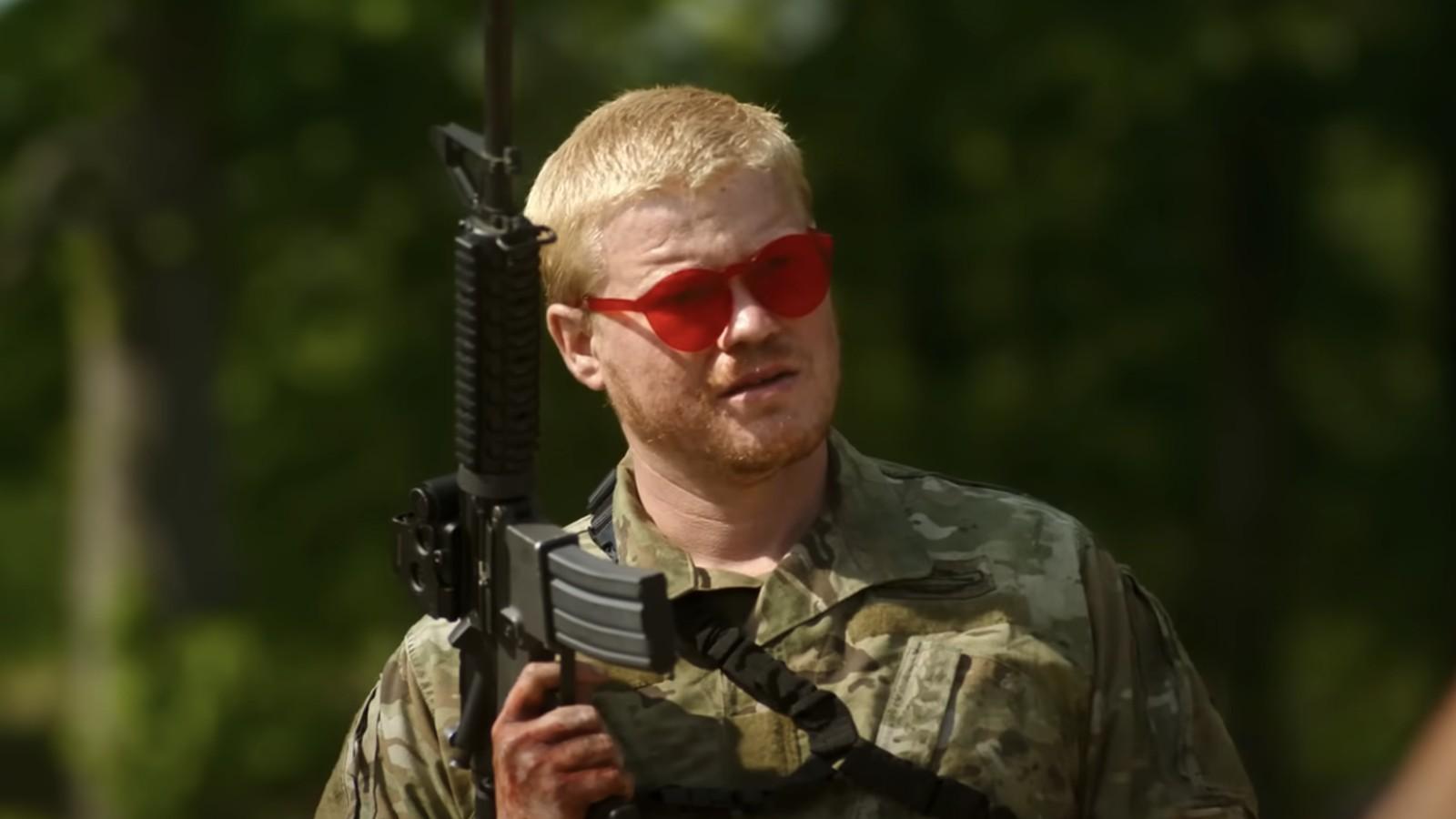 Jesse Plemons holding a machine gun in Civil War.