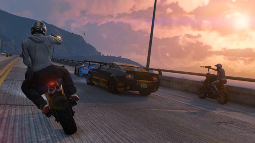 An image of two characters on bikes in a car chase in GTA 5 Online. 