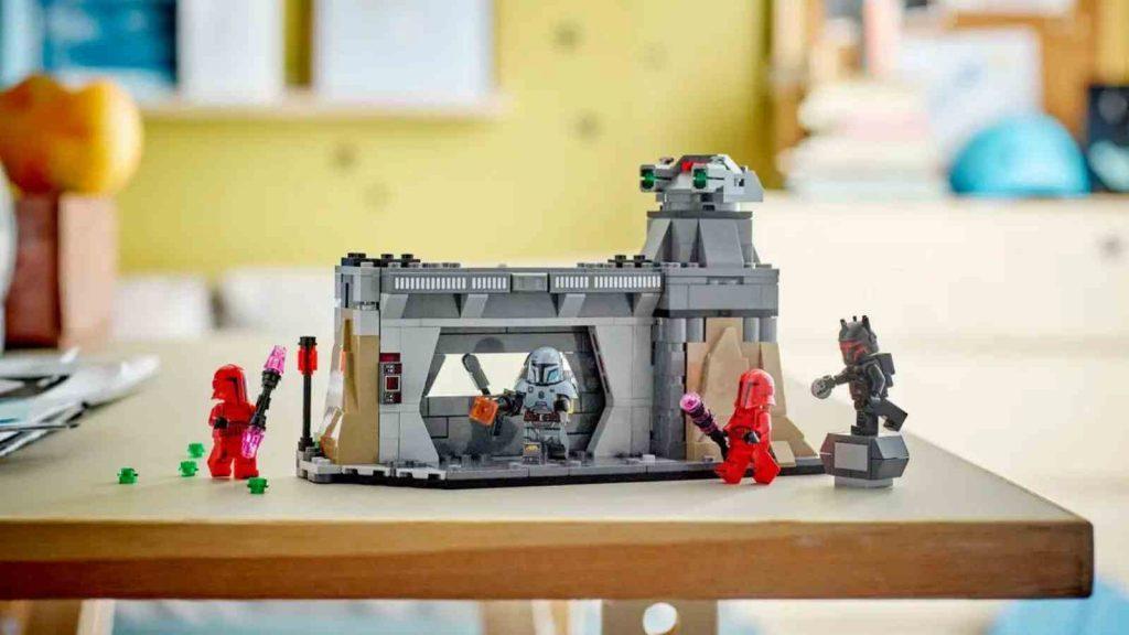 The LEGO Star Wars Paz Vizsla and Moff Gideon Battle on display