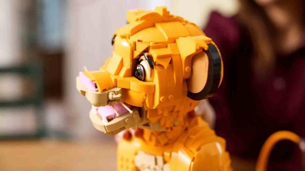 The LEGO Simba's head is posable