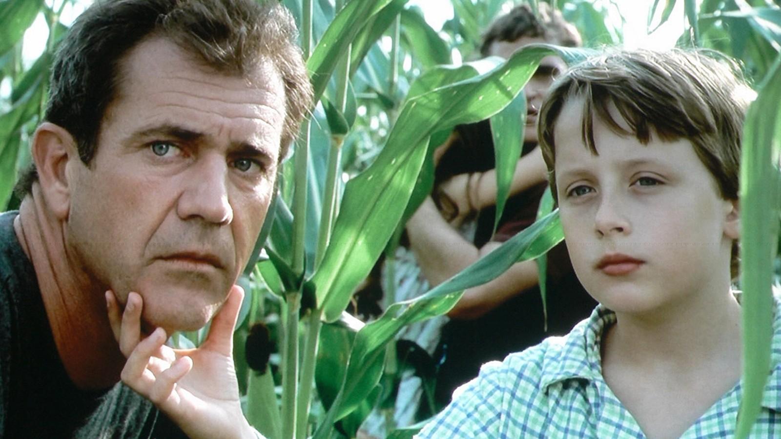 Mel Gibson in a field with his children in Signs.