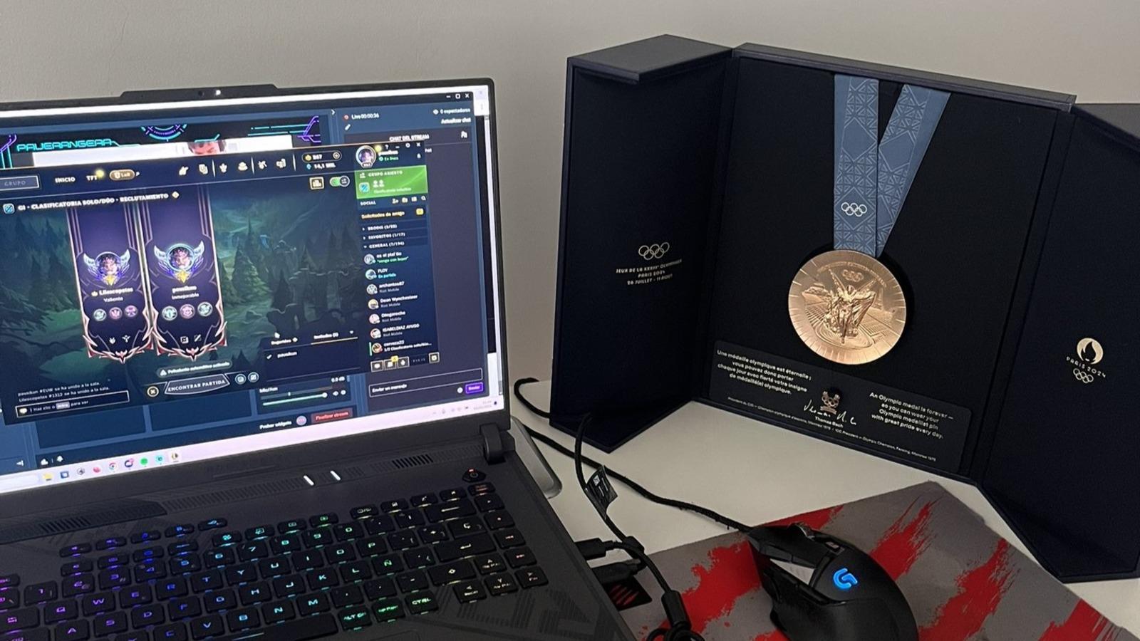 Pau Echaniz playing League of Legends with his bronze medal.