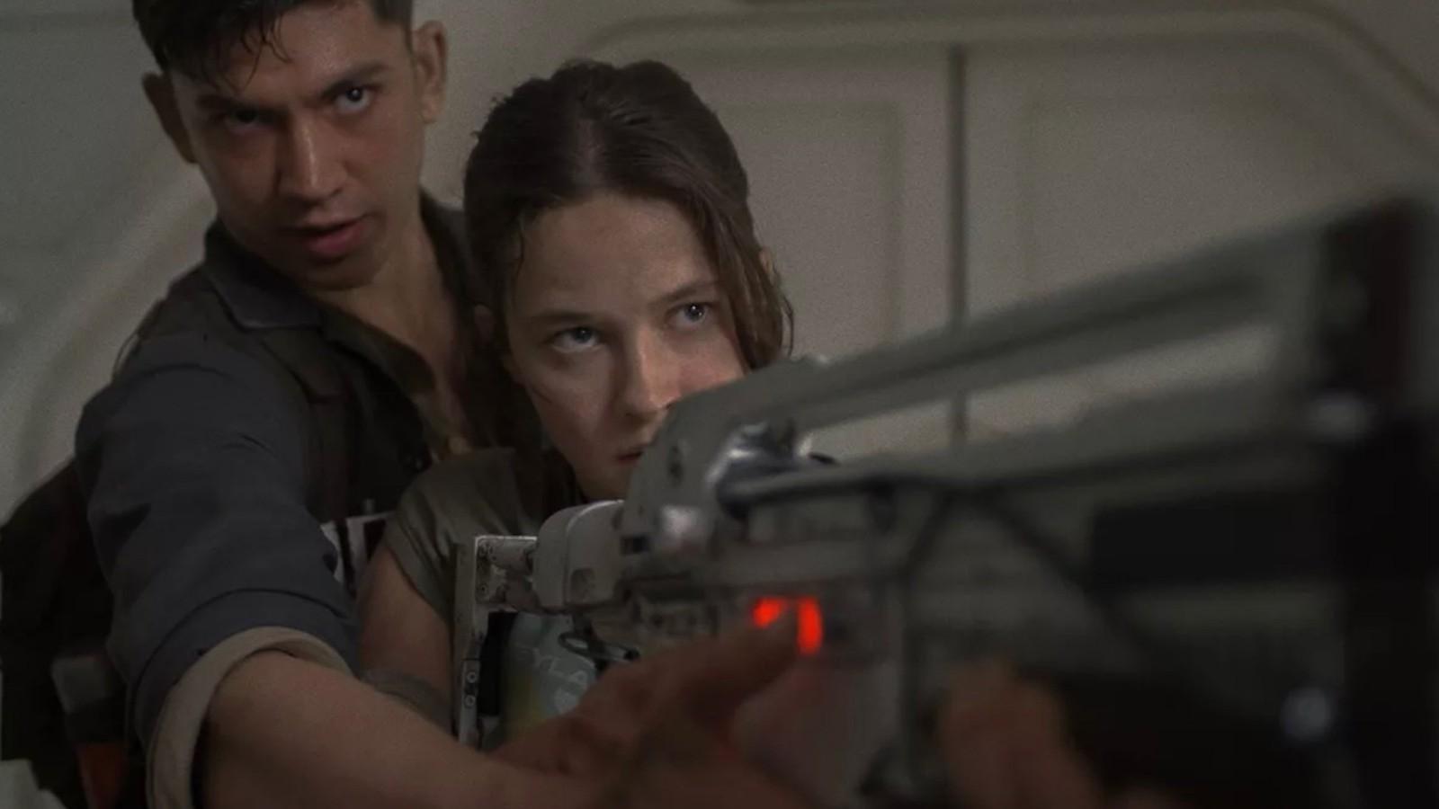 Cailee Spaeny with a massive gun in Alien Romulus.