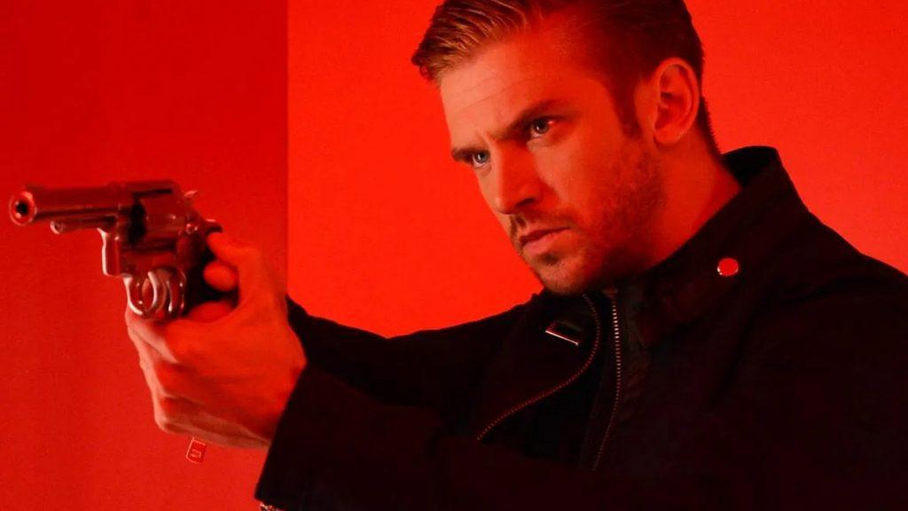 Dan Stevens holding a gun in The Guest.