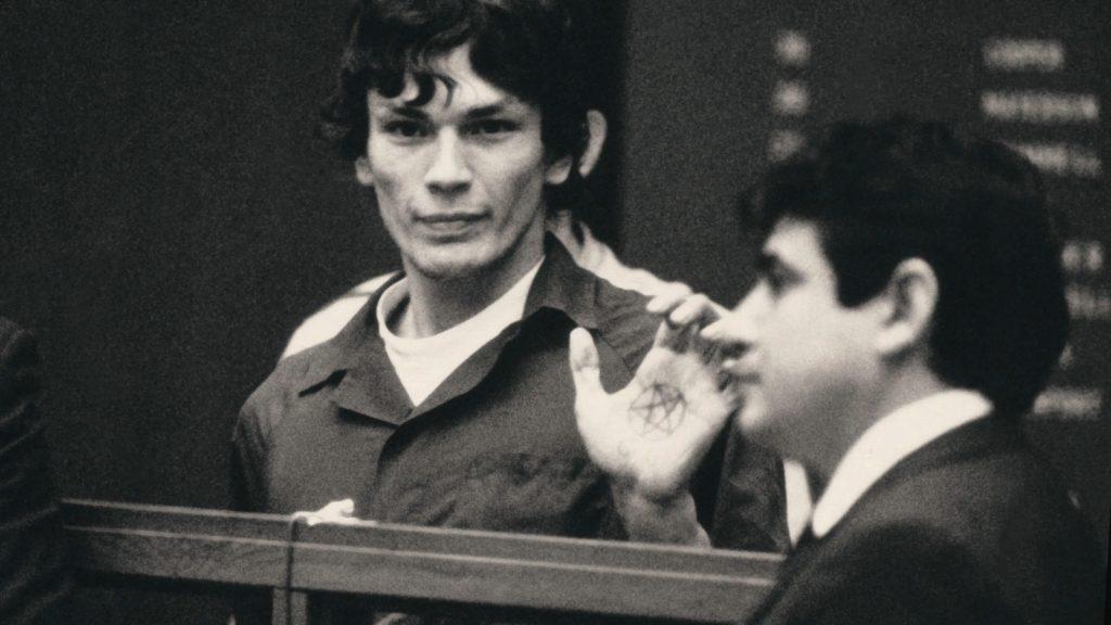 Richard Ramirez in court holding up his hand