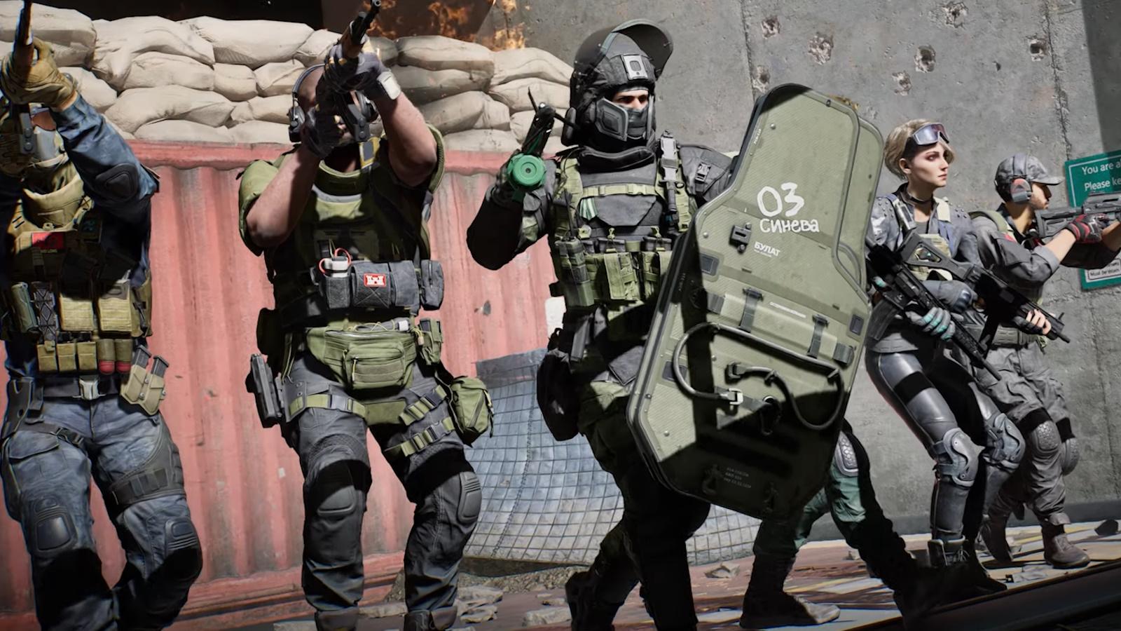 A team of players in Delta Force preparing to fight.